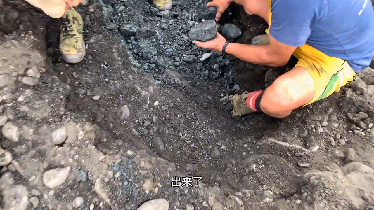 震惊！缅甸一男子在莫西沙翡翠矿区万人挖矿现场挖出冰种手镯原石