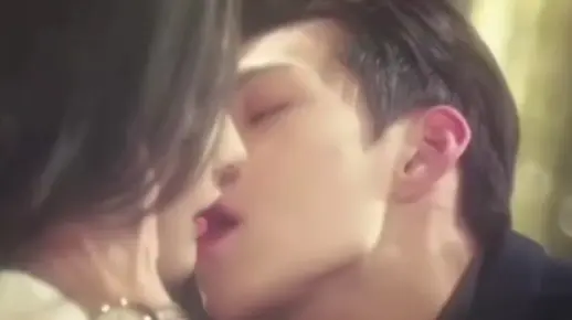 霸道小奶狗小舔舔大少爷太疯狂了，在昏暗的蛋糕店里，就按着小娇妻亲亲热吻舌吻亲亲了，太懂事了，太疯狂了，太坏了