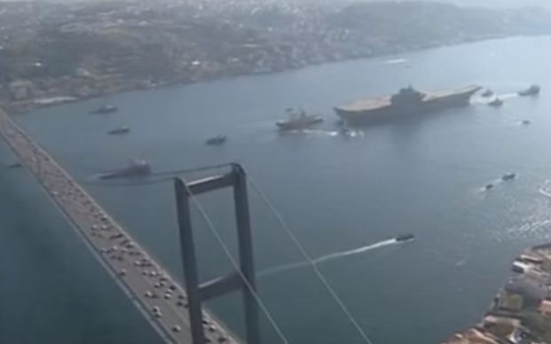 【珍贵影像】瓦良格号航空母舰通过博斯普鲁斯海峡前往中国（2001年）