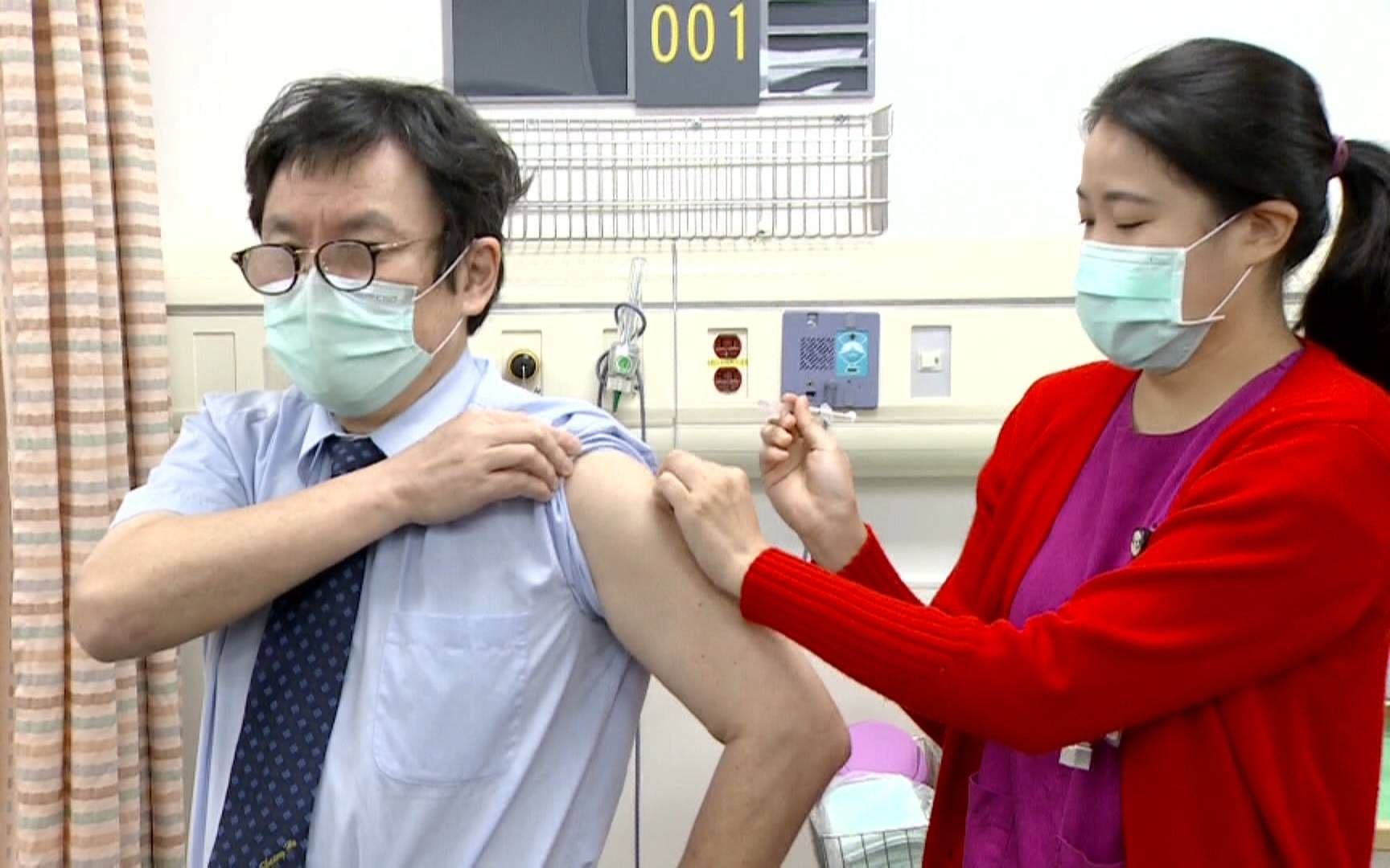 英国或叫停年轻人注射阿斯利康新冠疫苗，台湾则决定扩大接种对象