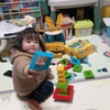 现在的孩子真厉害，两岁就会玩各种积木跟拼图，还会教她奶奶玩