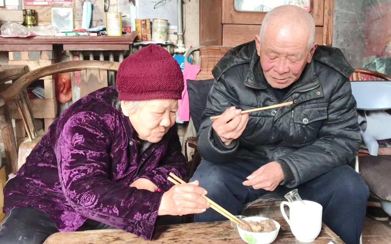 农村79岁大爷爱喝酒，老伴嫌喝的多，看大娘让大爷吃啥饭