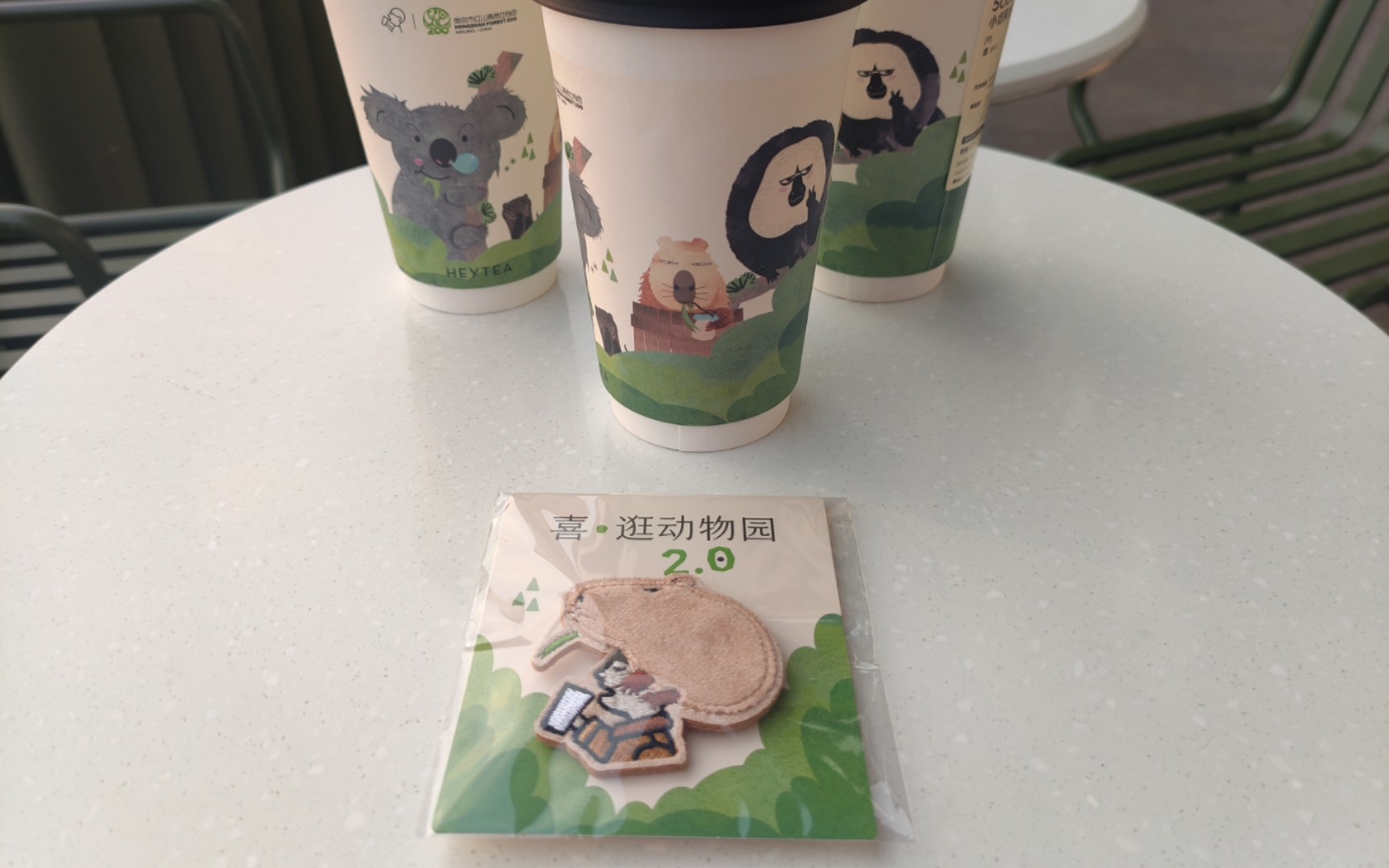 快速测评:喜茶新品小奶茉,没有茉莉花香味的茉莉奶茶,喜茶茶坊白素馨的阉割版,就徽章挺好看的哔哩哔哩bilibili