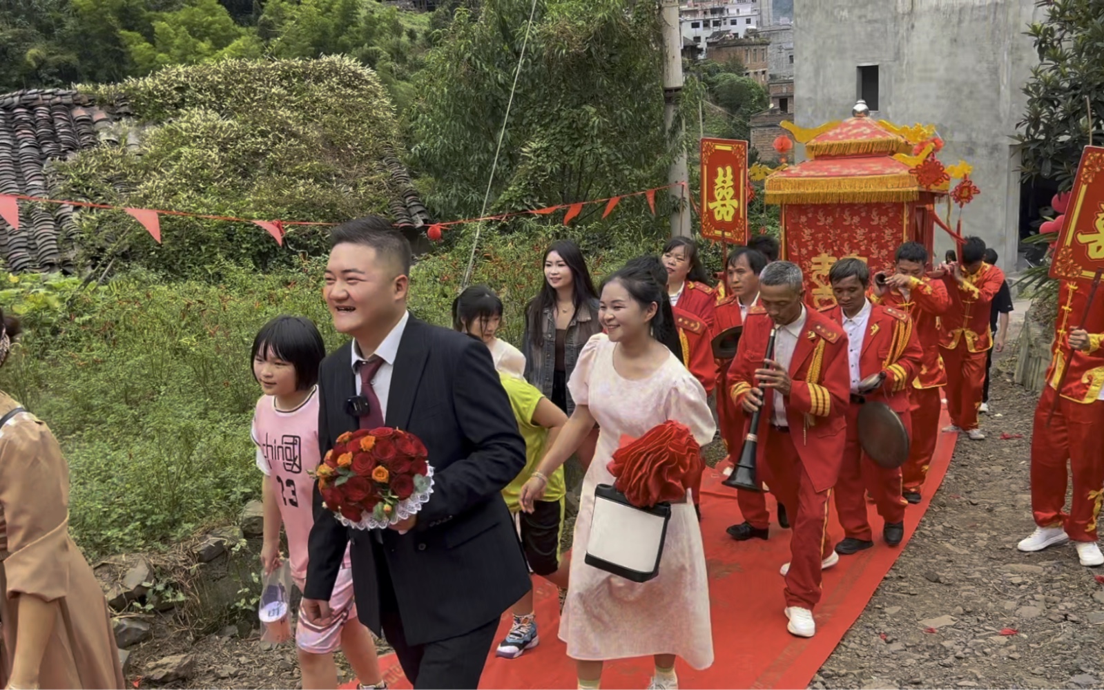 大红花轿进村了！云南农村婚礼现场，乡亲们一起来祝福，太热闹了