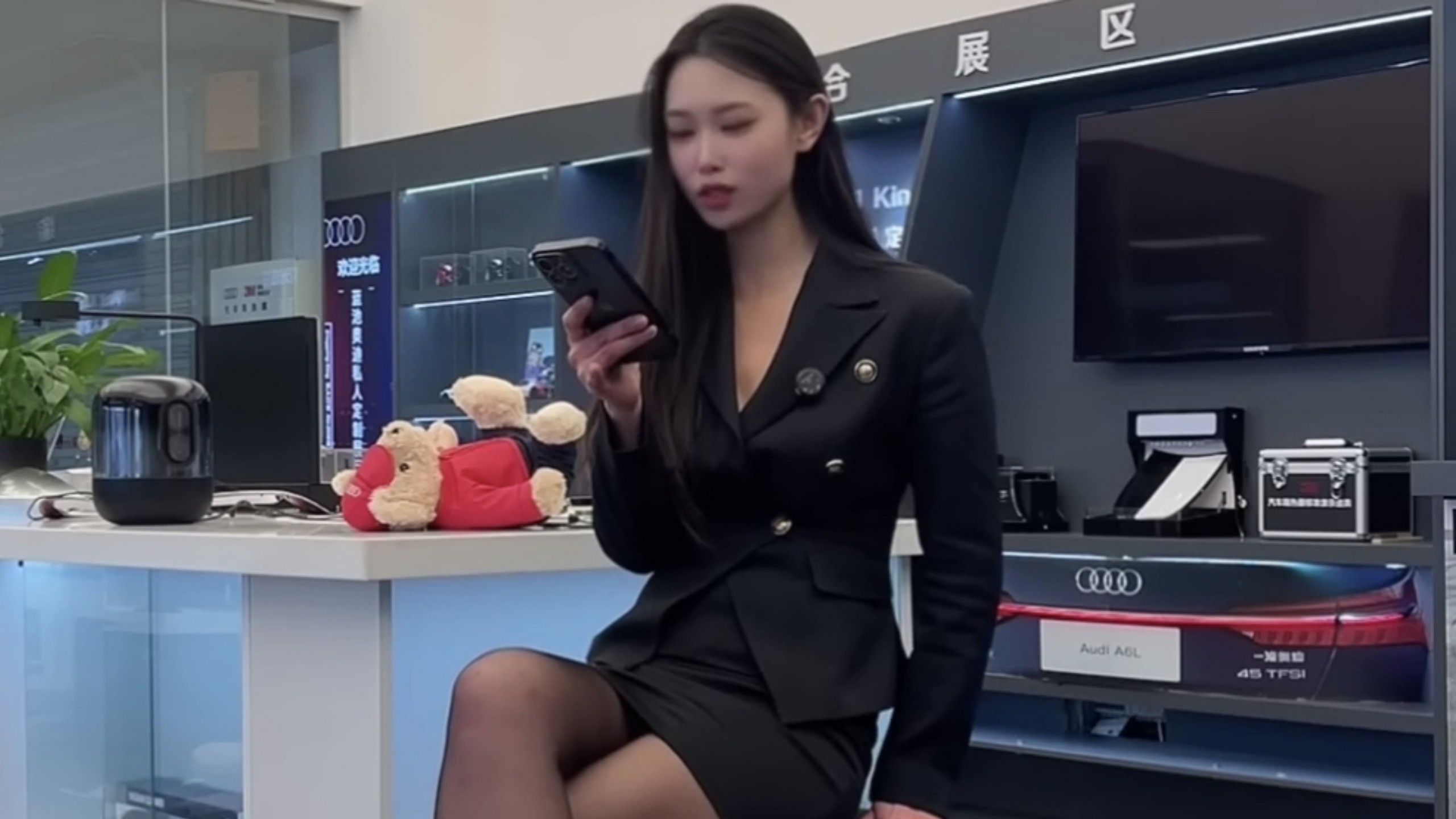 驻马店胜龙奥迪燕子20251117（黑丝黑色红底侧空）