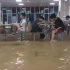 高校食堂被淹变“水上餐厅”，学生淡定吃饭，网友：边吃饭边泡脚