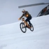 山地自行车滑雪场炫技时速狂飙120被疯狂追赶