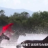 新疆伊犁州文旅局副局长贺娇龙在昭苏县湿地公园拍摄天马浴河时意外摔入河里