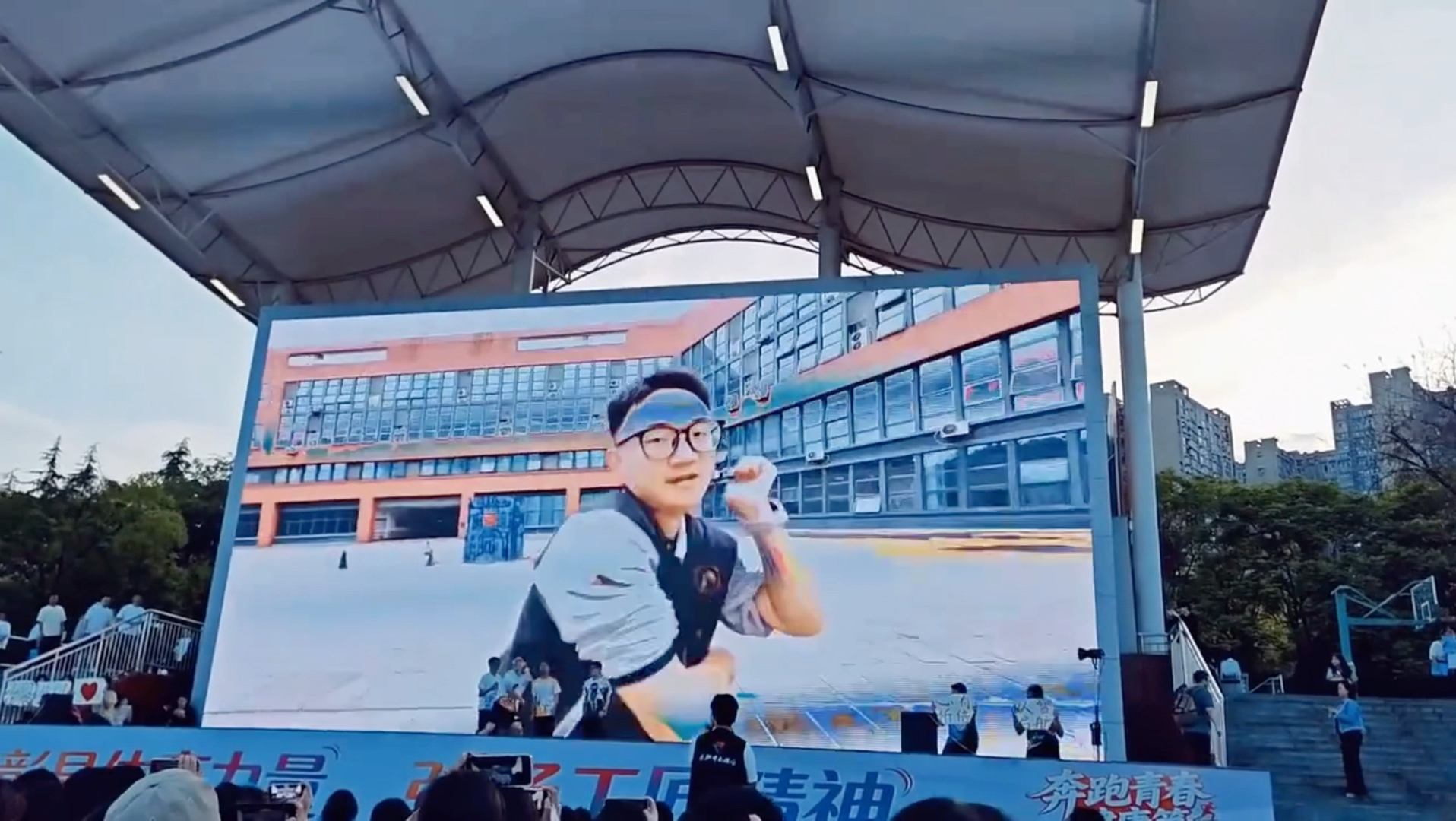 校园运动会开幕式骚燃爆全场， 这才是运动会 节目应该在舞台上 而不是领导坐上面 站后面根本看不到！！！