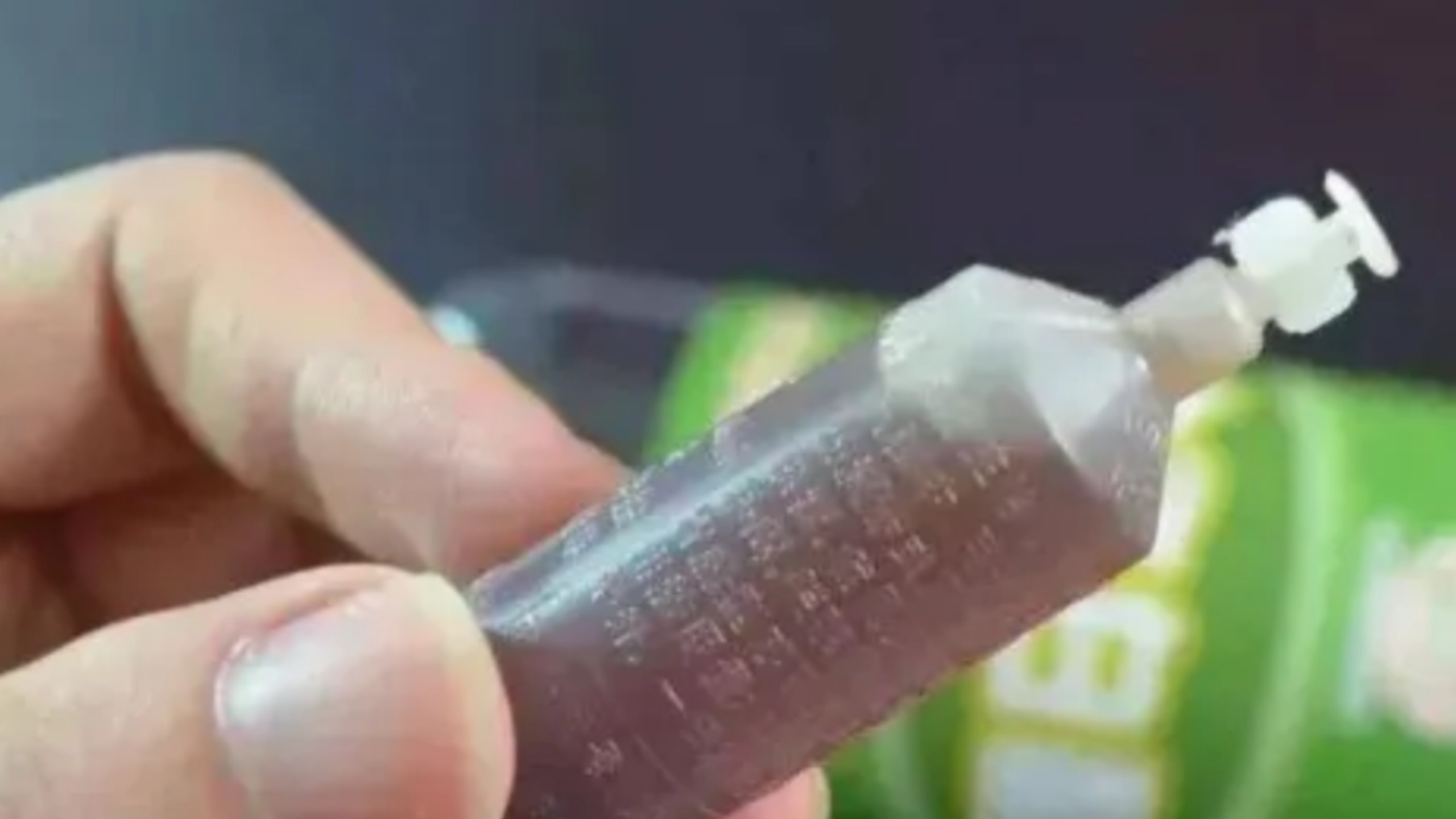 当你拧开这又苦又冲的小棕瓶时，别嫌难喝，它干翻了一个日本药企才走到你面前