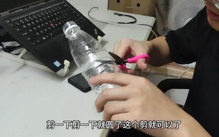 生活小技巧，巧用矿泉水瓶子制造肥皂盒，简单方便，废物利用