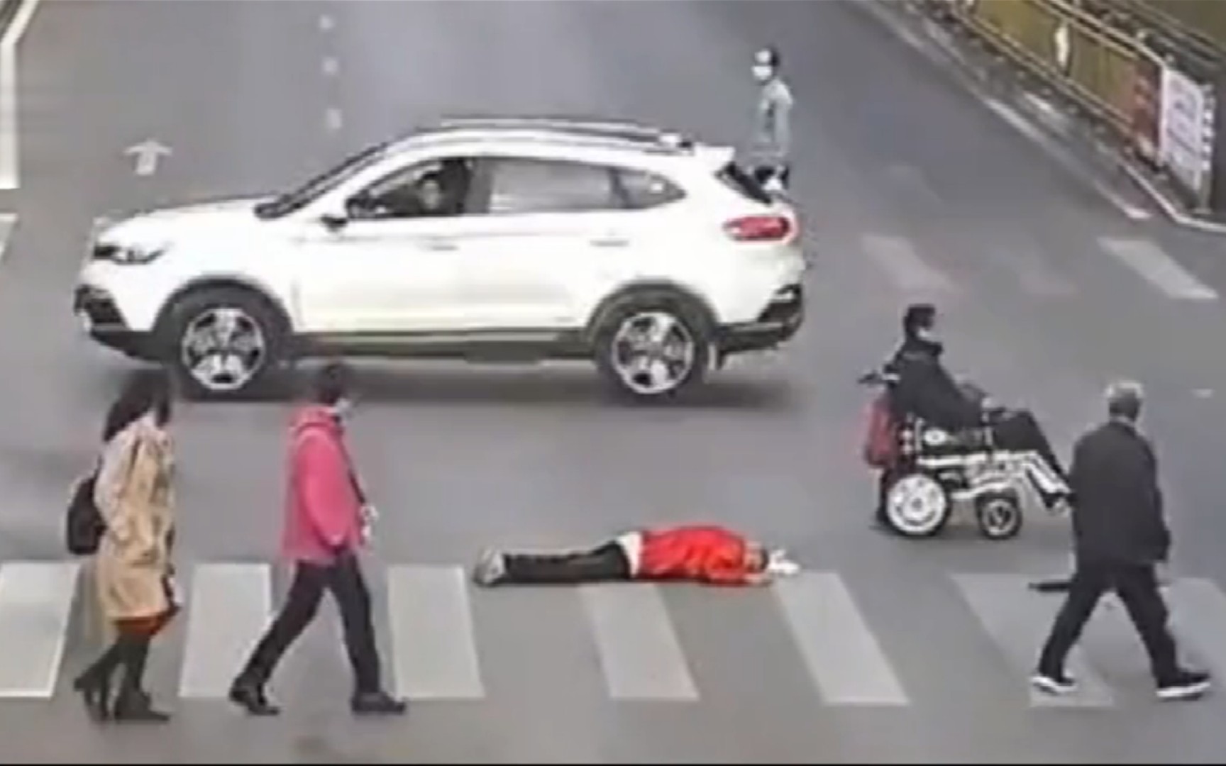 老人晕倒在马路中央，路过很多人，却无人敢扶，是因为彭宇案吗？