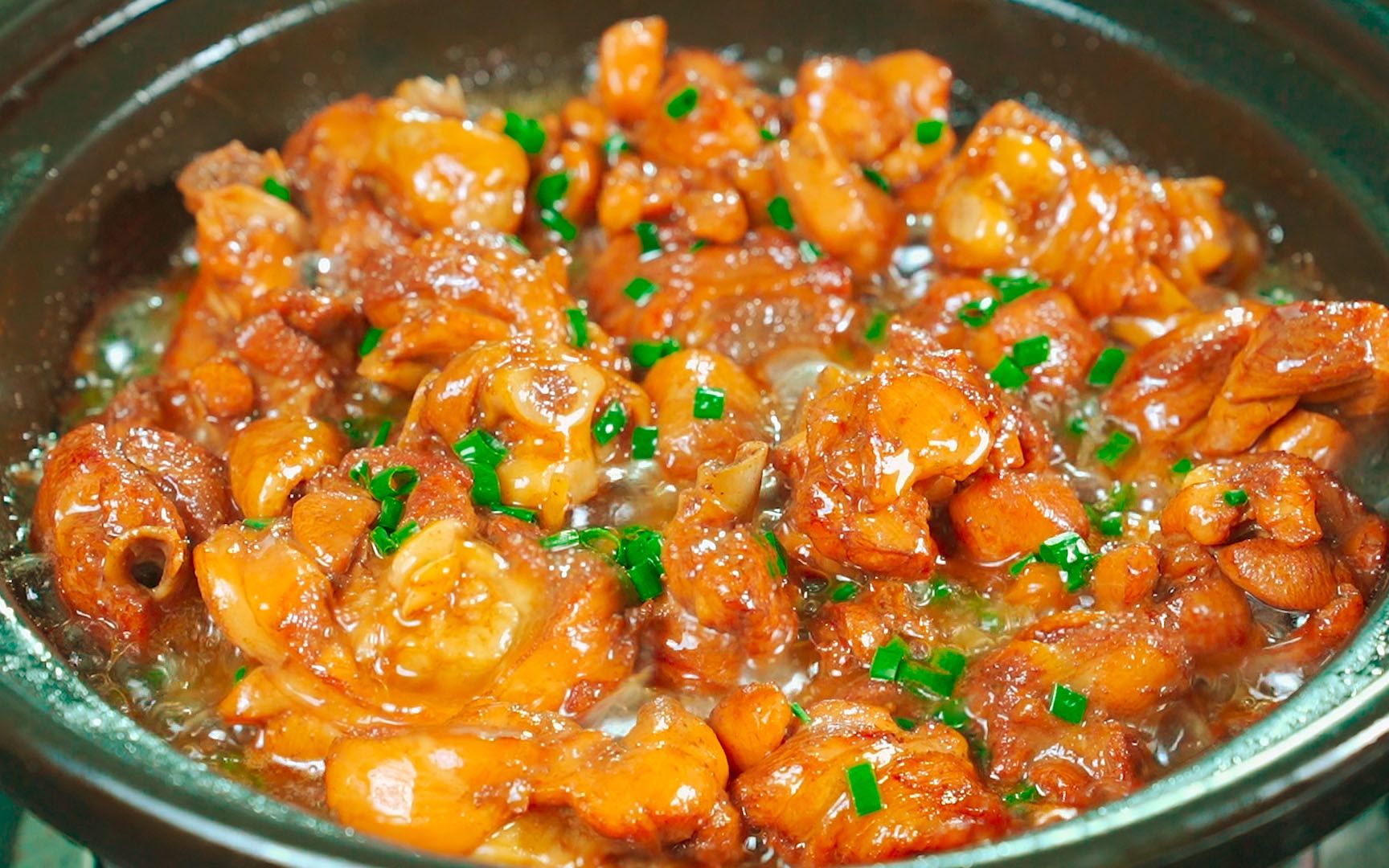 葱油焖鸡才是鸡肉最好吃的做法，香气四溢，肉质鲜嫩，真解馋