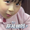 女子电梯里偶遇小孩吃零食，一边套近乎一边将手伸进对方零食袋，小孩：一想到她待会儿要面对什么就想笑