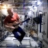 在太空中弹吉他是什么感受？国外大神太空弹唱