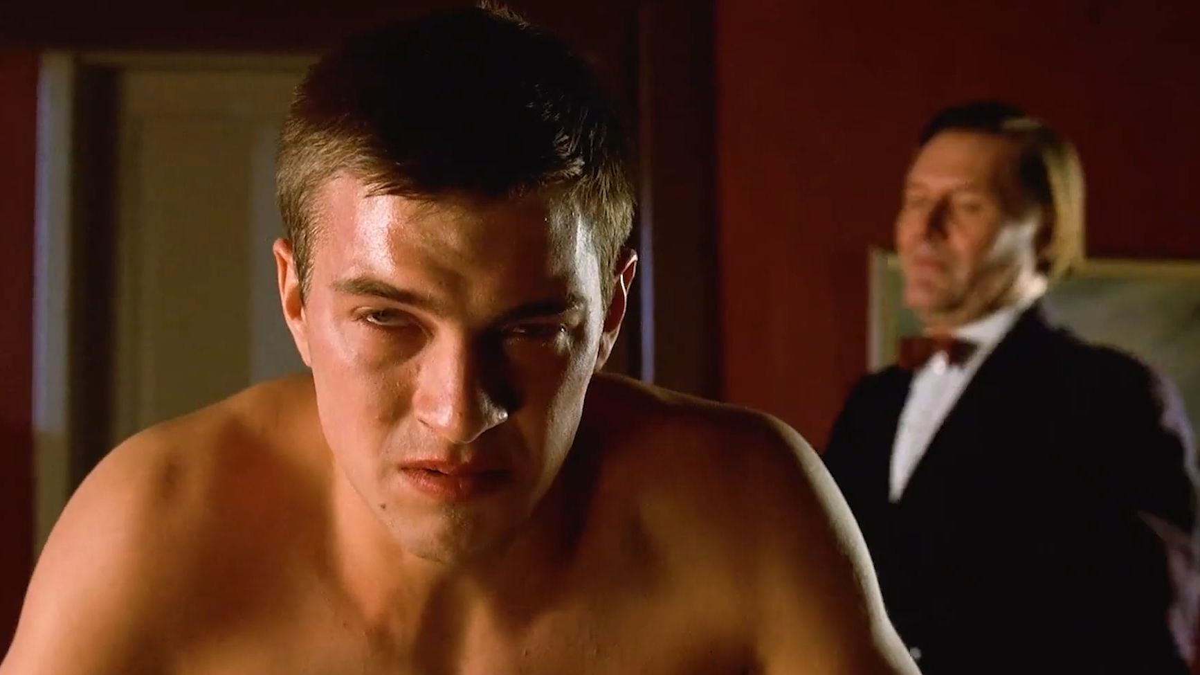 他每次陪父母吃饭都如履薄冰，但凡有一点不小心就要挨打《校园规则》