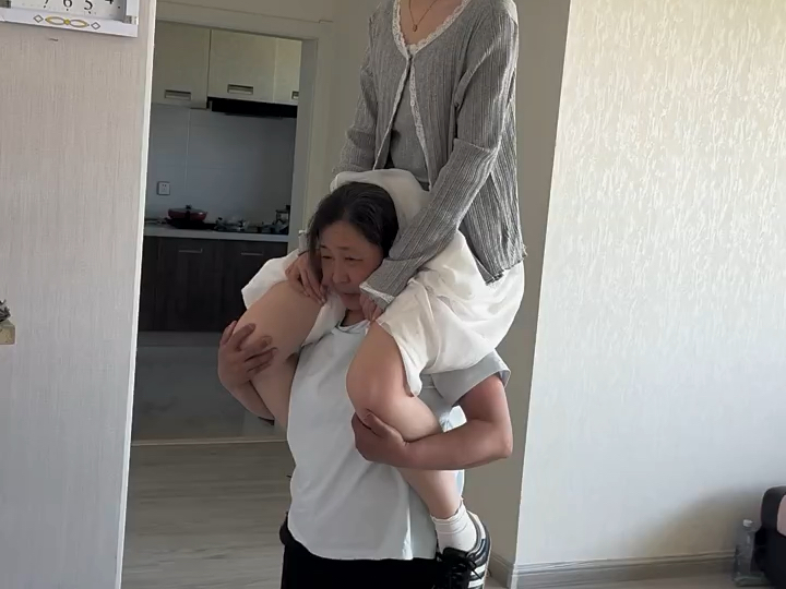 165女大骑脖子