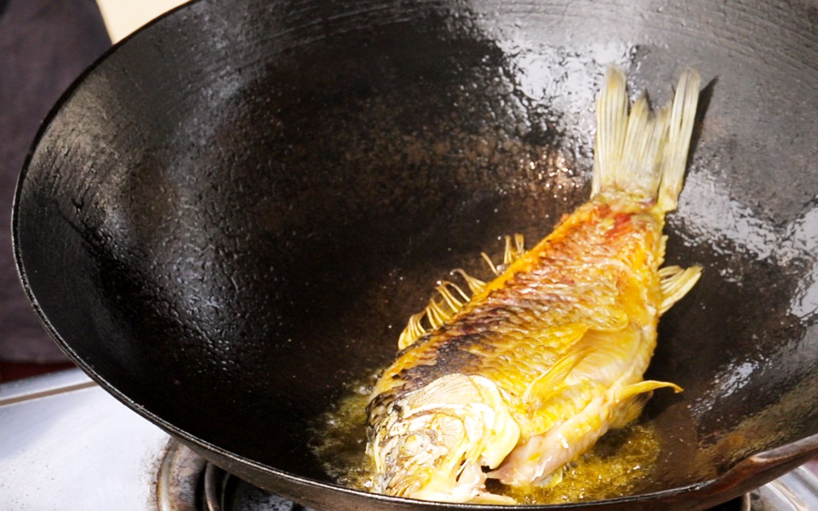 火哥亲测铁锅煎鱼不粘的窍门，麻辣鲜香做法简单