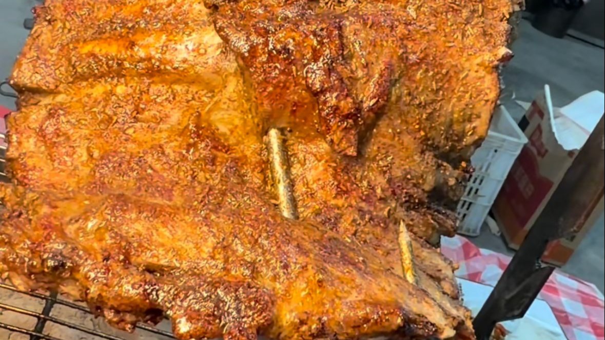 深夜路边摊的美食大吃一顿！烤羊排外酥里嫩，一口咬下去烦恼都消失了，列气！