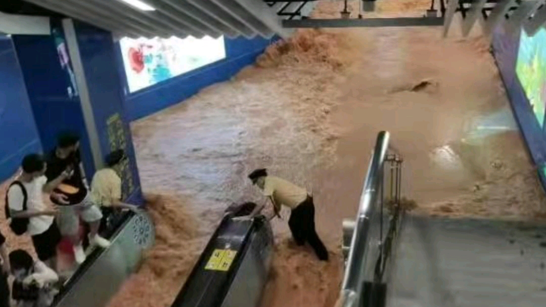 广州地铁21号线神舟路站被淹，乘客火速撤离