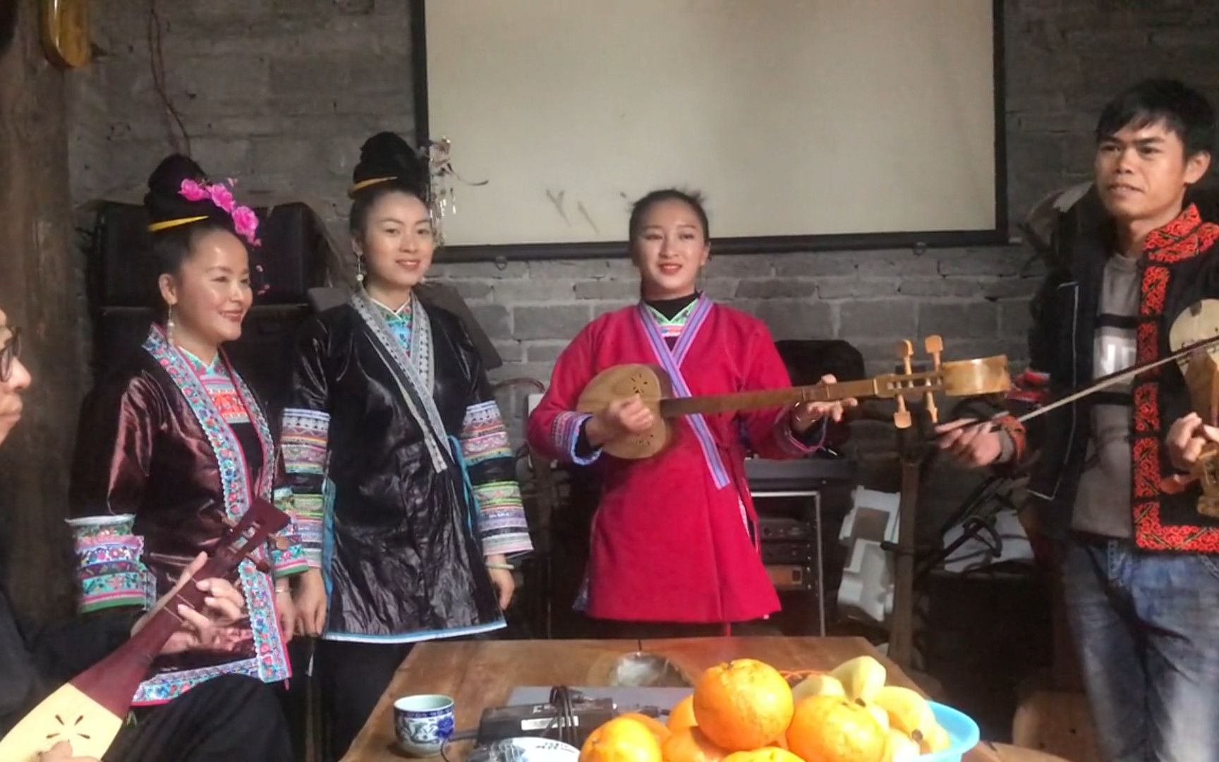 侗族琵琶歌“让我陪你坐一夜”，不要让相爱成为遗憾