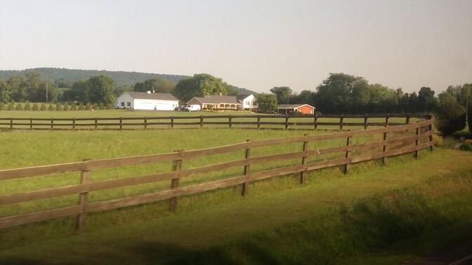 美国弗吉尼亚州的利斯堡的城郊道路上，农庄，牧场，美国的田园风光
