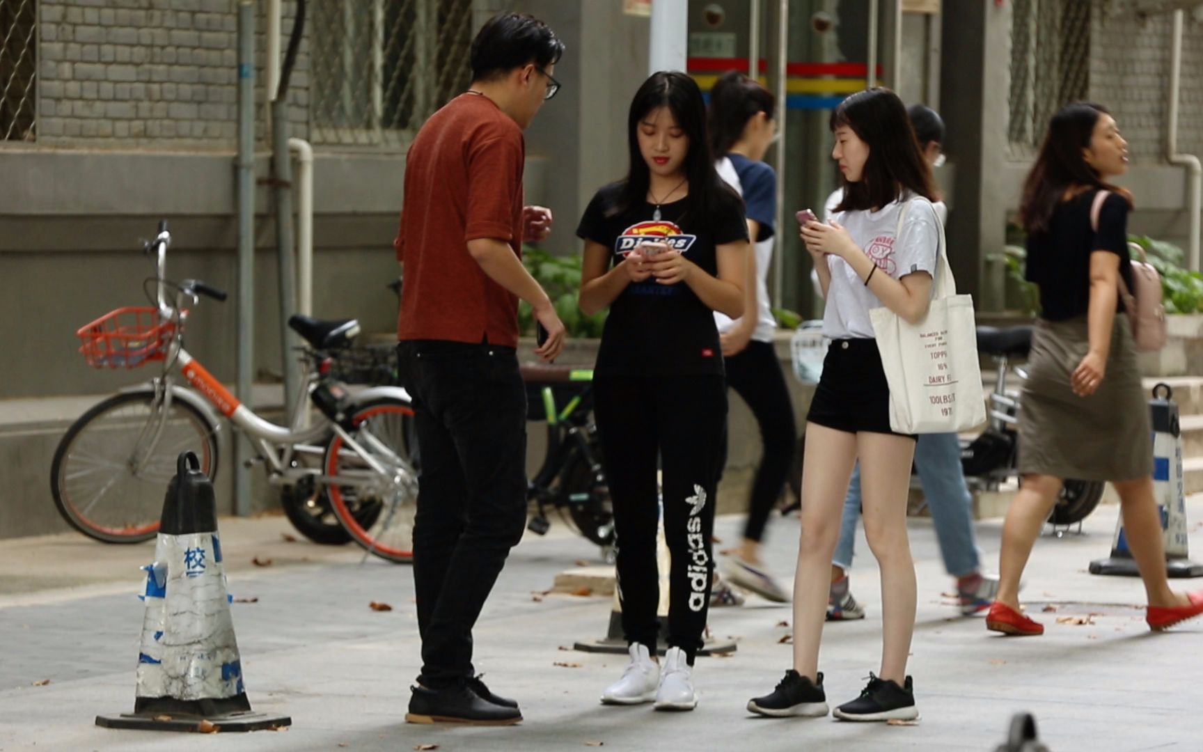 100块钱让你搭讪路边美女,你敢挑战吗?(hello!李树根第01期)