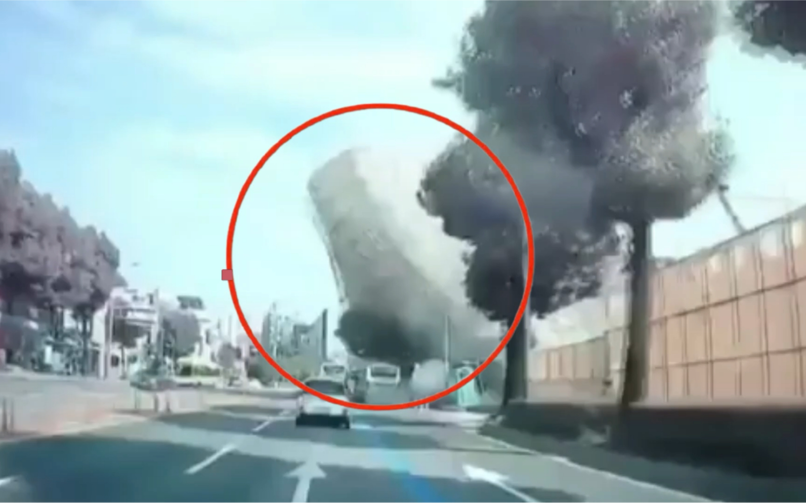 9死8重伤！韩国一建筑拆迁时突然倒塌 致公交车被埋