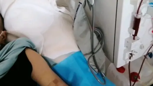 去医院洗肾了，今天是最早的一次，门还没开