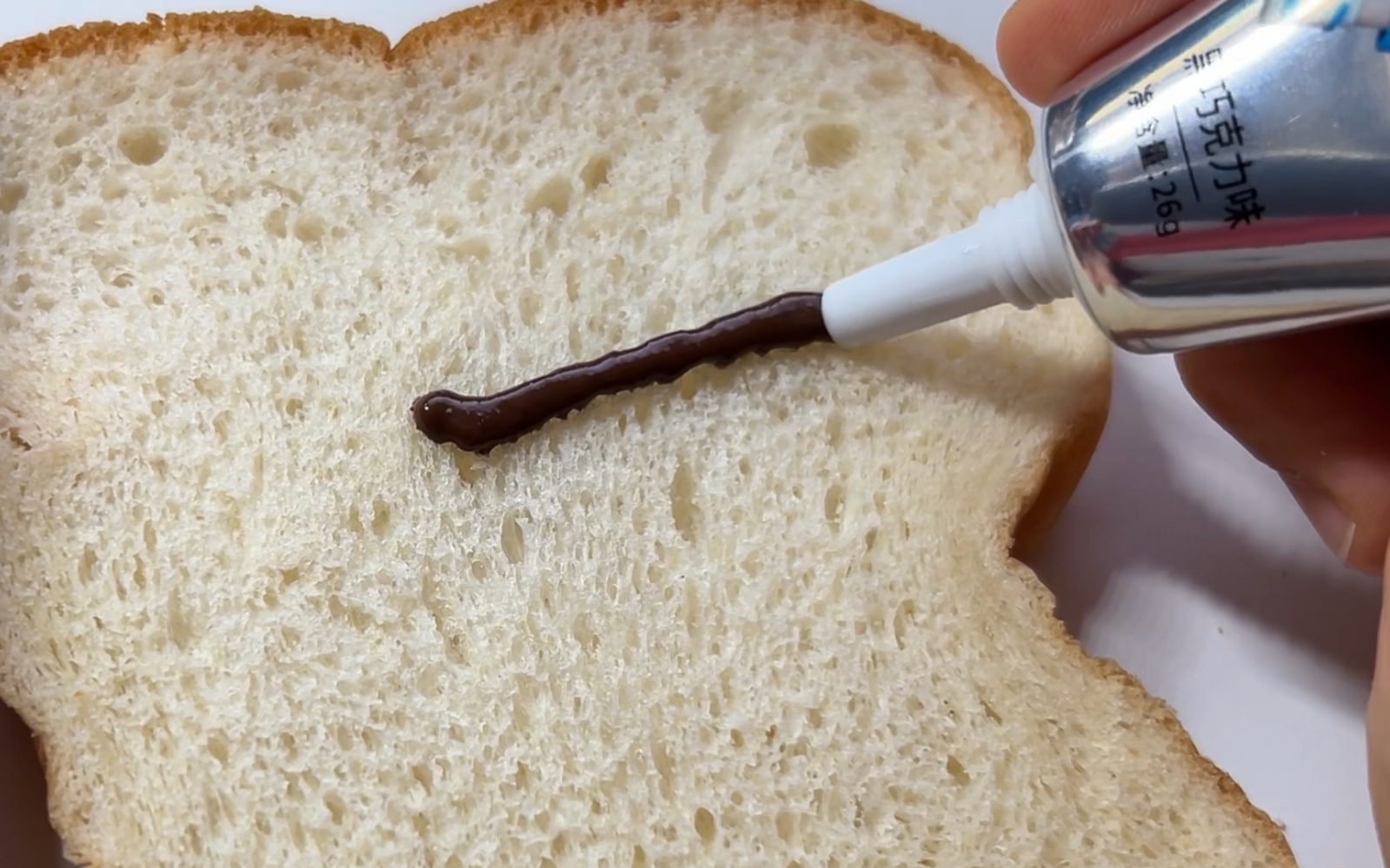 用巧克力酱在面包上写字，会更好吃吗？