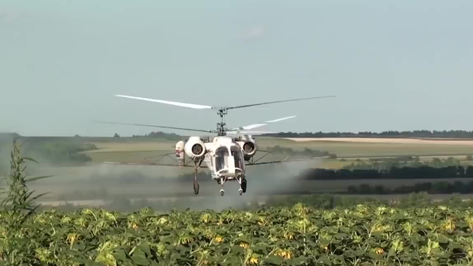卡莫夫Ka-26农用共轴反桨直升机在匈牙利给向日葵打药