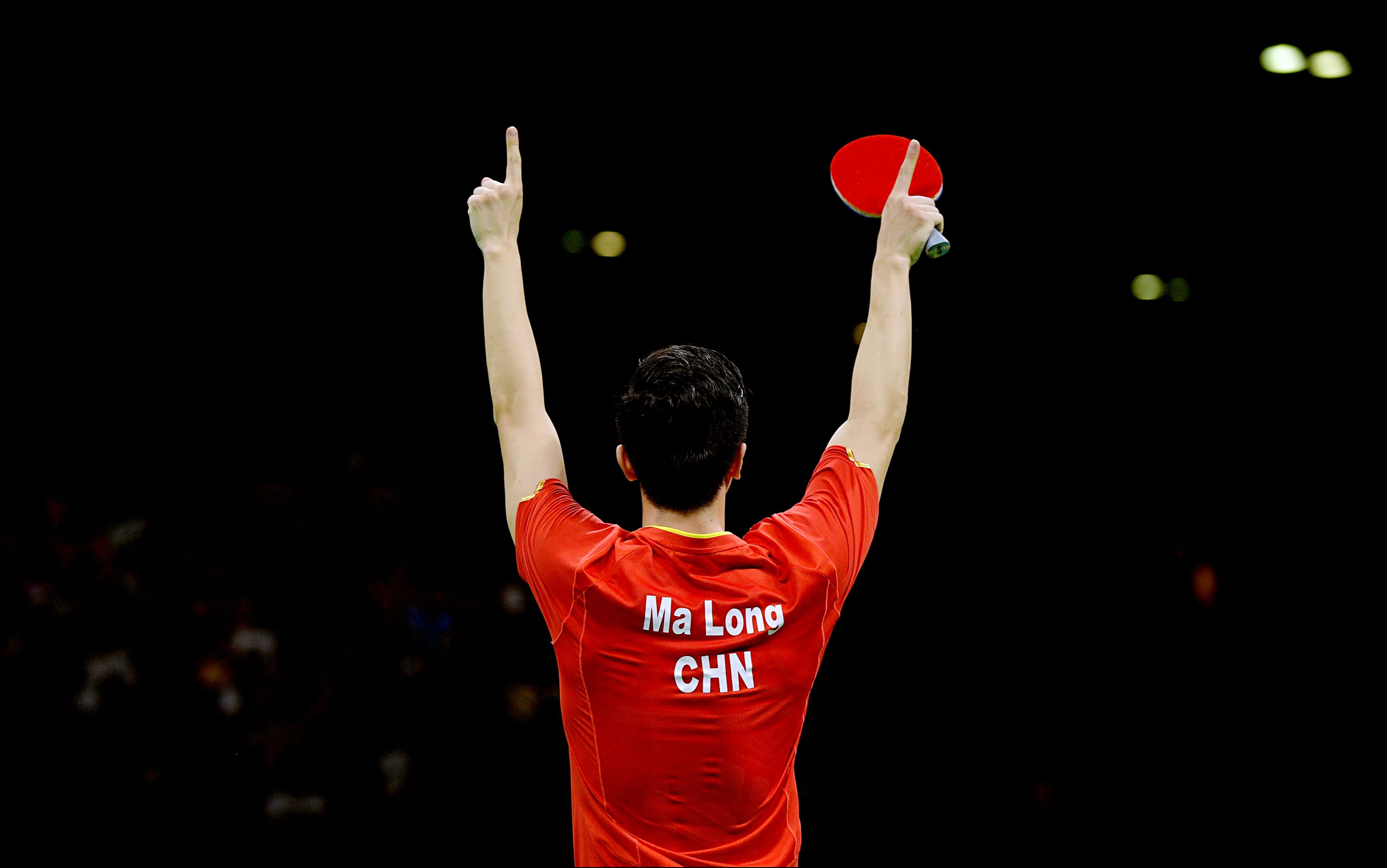 28冠成就国际乒联巡回赛历史第一人，马龙在巅峰上送出鼓励：“未来还是樊振东的”