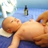 专业育儿师给宝宝做抚触按摩，宝宝：第一次做spa还真有点不习惯！