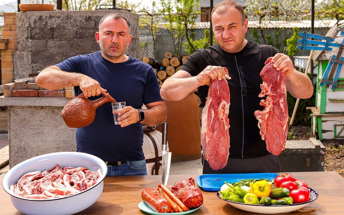 高加索大叔与艾伦喝酒煮菜，一起做俄式炖肉，还有炭烤羊排！