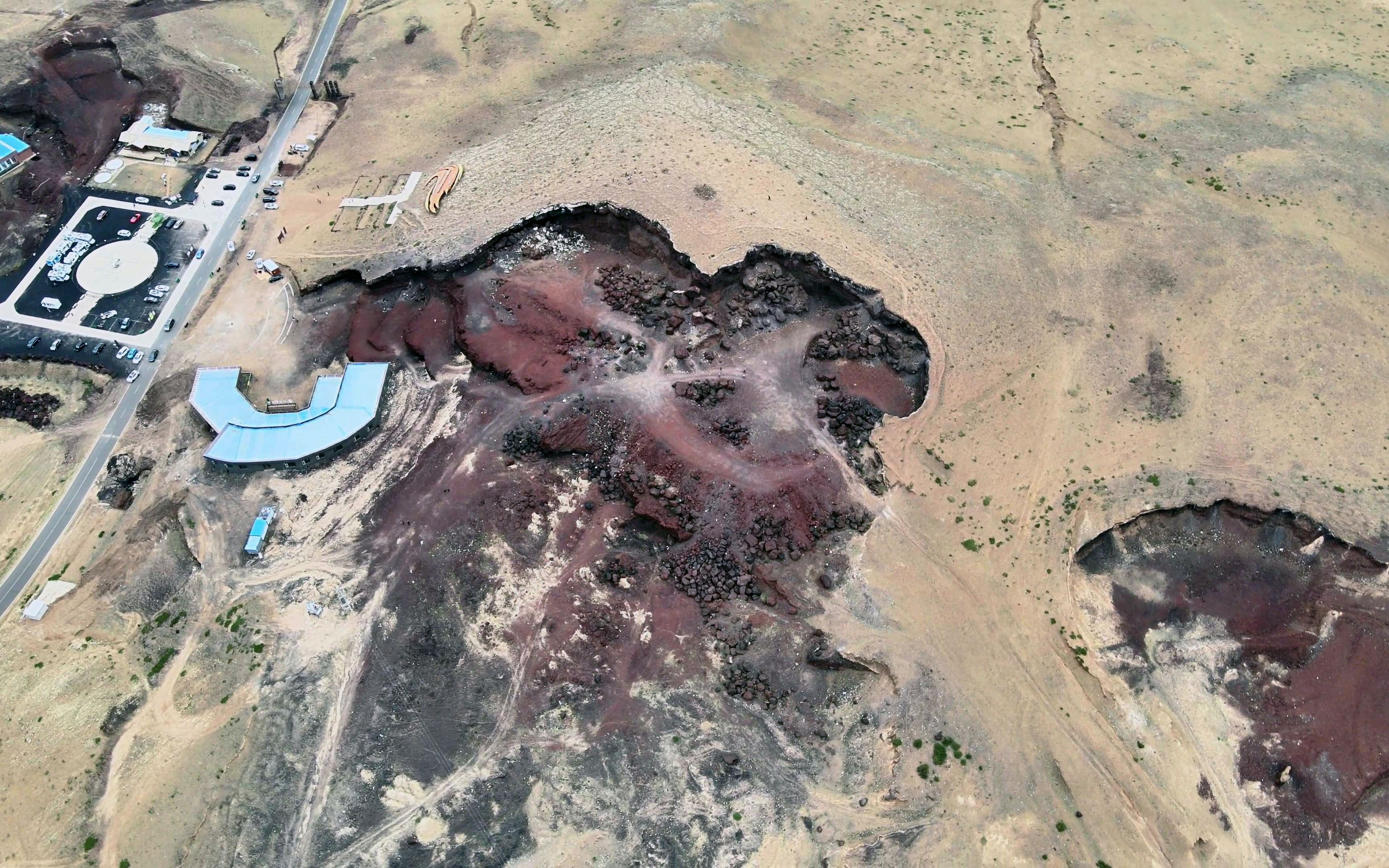 乌兰哈达火山群4号火山没有火山口，外号黑脑包，破坏得也很严重