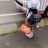 日本一位小朋友搭校车，全程好乖好可爱！