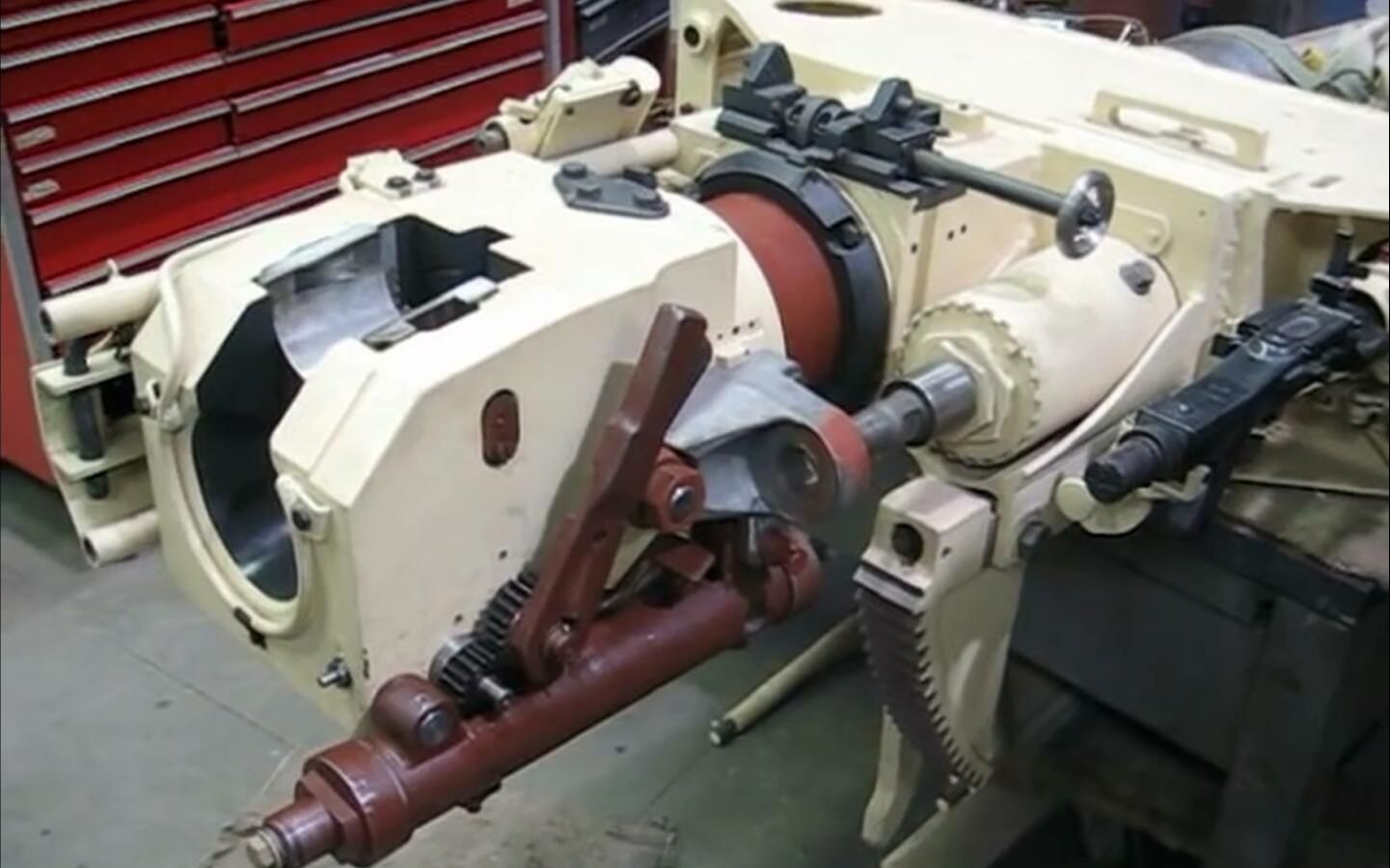 双语字幕黑豹坦克75mmkwk42火炮操炮演示
