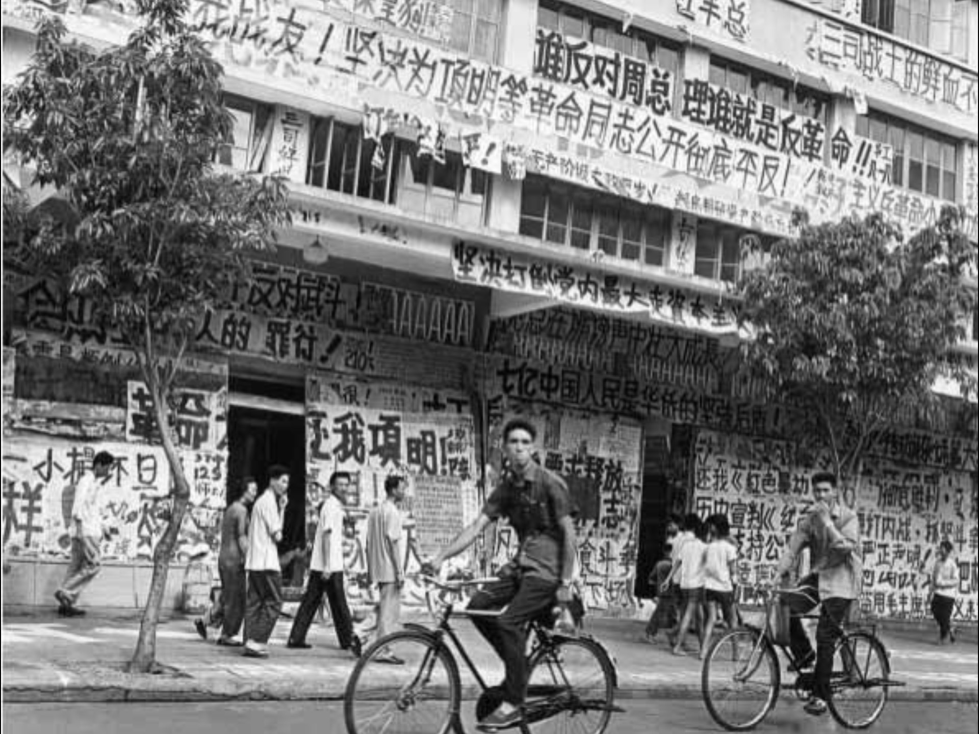 “军区的介入，三月‘东风’力压造反之势，周总理亲临广州，局势扭转，面对总派强势进攻，旗派将何去何从？”——【广州文革地方史】（二）