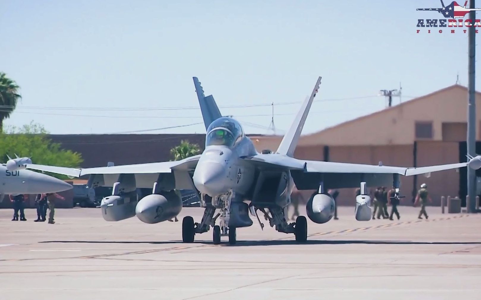 EA-18G咆哮者电子战机在内华达州起飞‎并进行空中加油训练! ! !