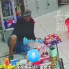 超市门关到一半，突然滑进来个“劫匪”吓坏店主