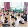 幼儿园游戏 这个游戏可以培养孩子团结合作的意识，从刚开始的左右乱倒一通到最后团结一起