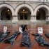 示威者在特朗普酒店外放假尸袋：成千上万人因他的无能丧命