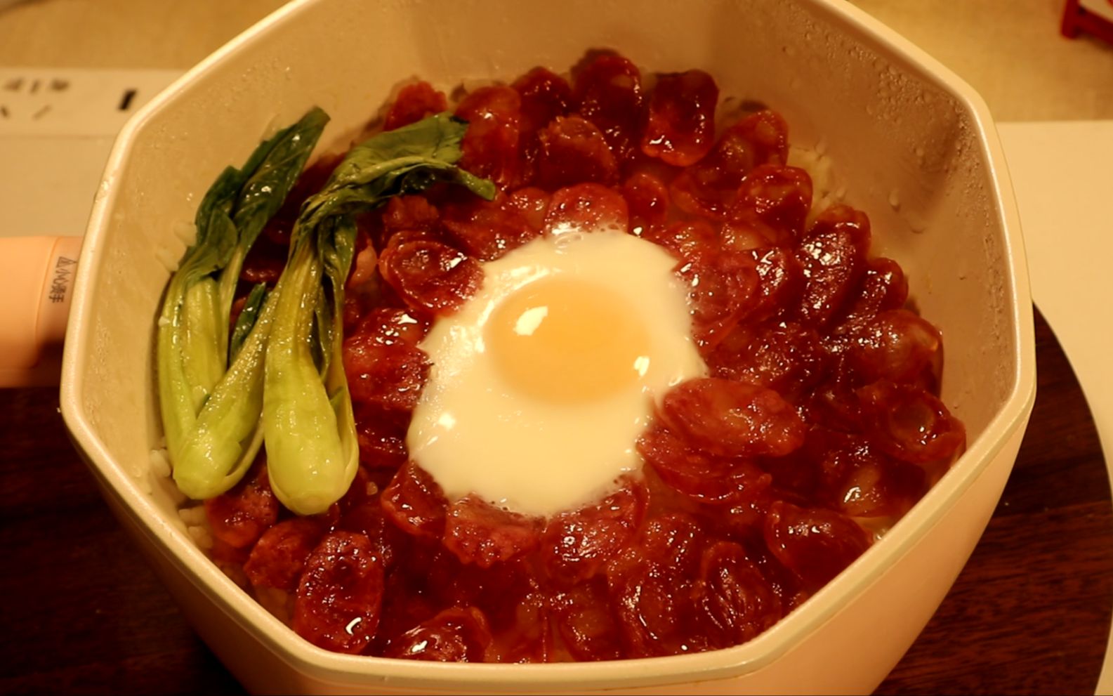 用宿舍电煮锅做出了优秀的煲仔饭，锅巴焦的也是刚好！