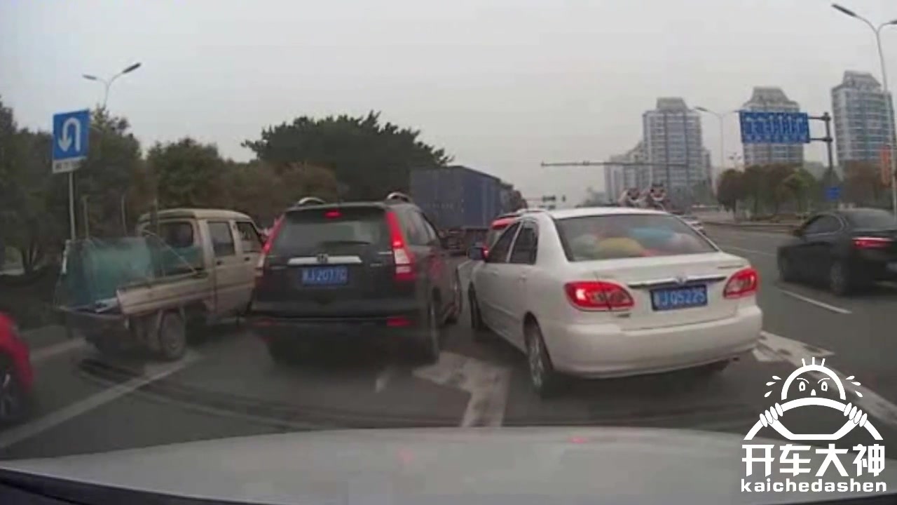 开车过神奇路口,遍地都是加塞狗!