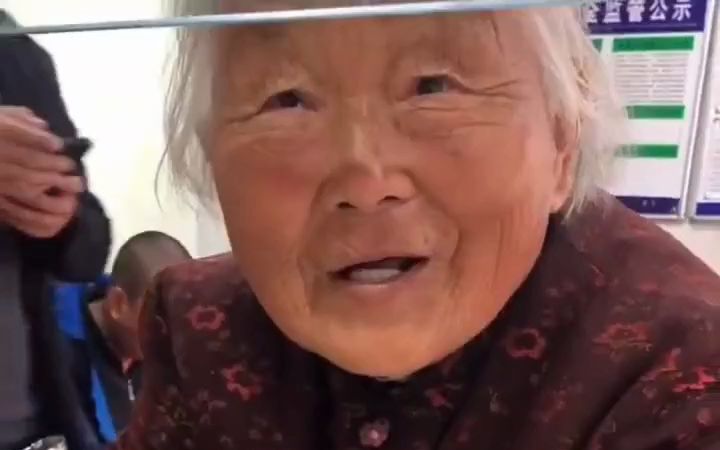 11月17日，山东聊城，腿脚不便的老奶奶买烧饼和鸡蛋，给钱时被老板霸气拒绝。