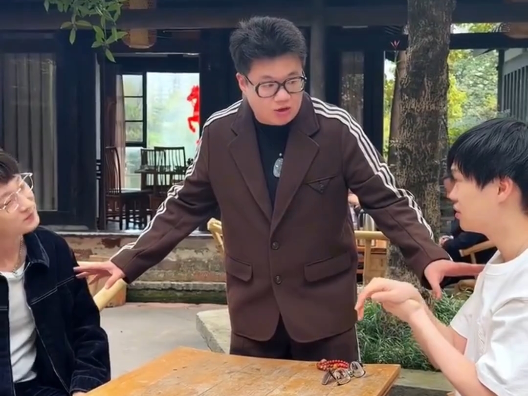 笑死我了，婶儿和李飞掰手腕，酷腾在旁边笑得我不行了…