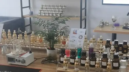 香水的原料不止香精，比较关键的！我们香水配方教学讲解的比较详细，我们有检测备案的精油香水，可辅助你实现很多可能性！提供液体类香水香氛香薰类产品的代加工等服务！