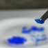 老外将硫酸铜放进热水中，结果变成一块“蓝水晶”，太神奇了！