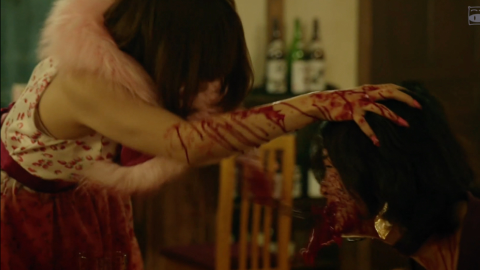 残忍女杀手将无辜妹子捅杀