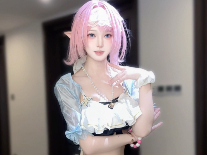 Alishia really does look good in anything, doesn't she!